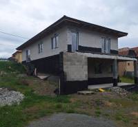 Rozostavaný rodinný dom s veľkým pozemkom v obci Stožok