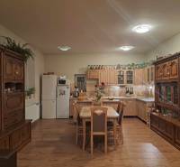 kuchyňa spojená s jedáleň a obývačka