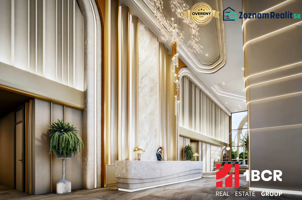 Luxusní vstupní hala s recepcí v rámci výstavby bytů, elegantní osvětlení.