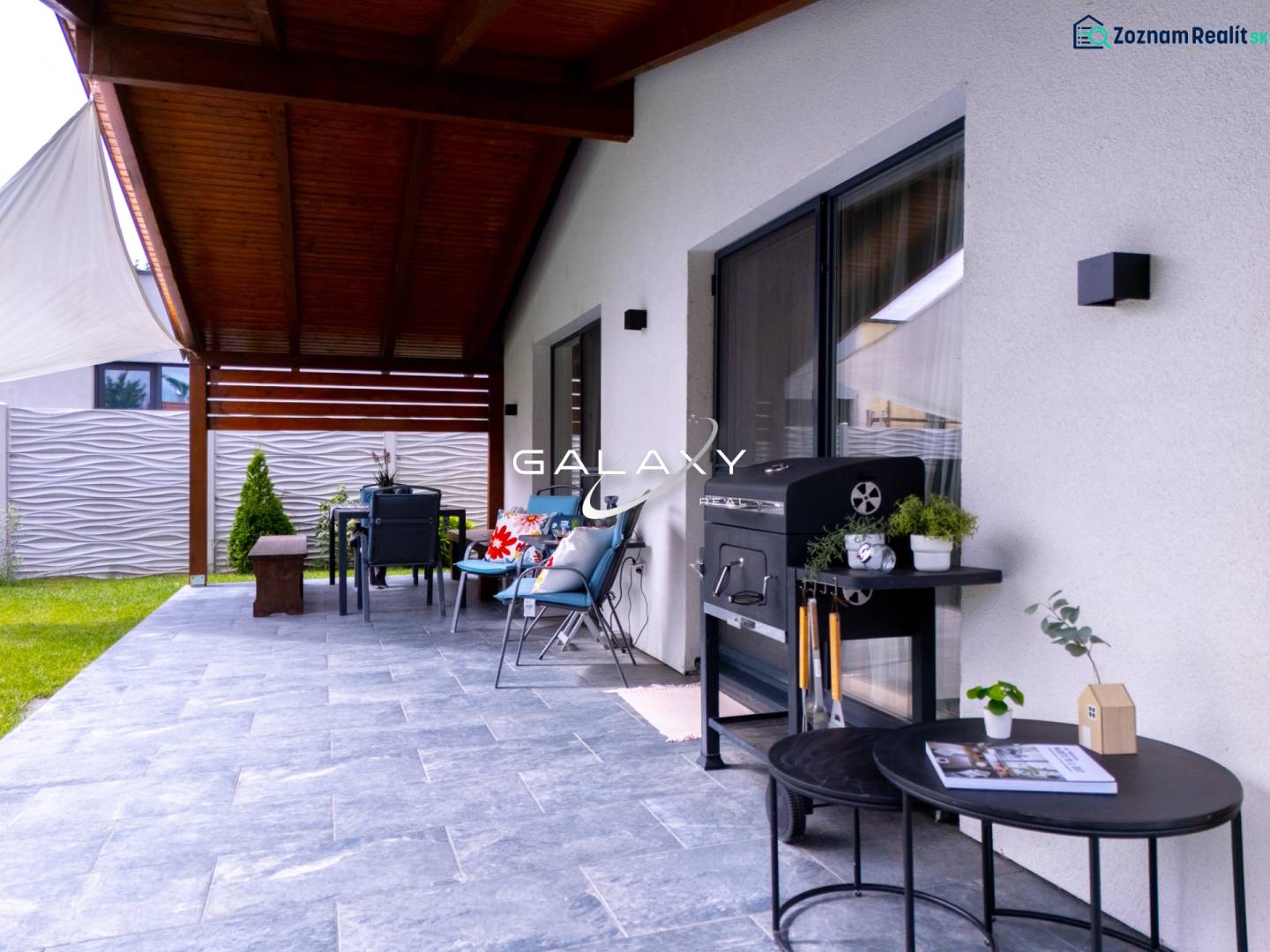 Terasa rodinného domu v Čiernej Vodě s pohodlným sezením a grilem.