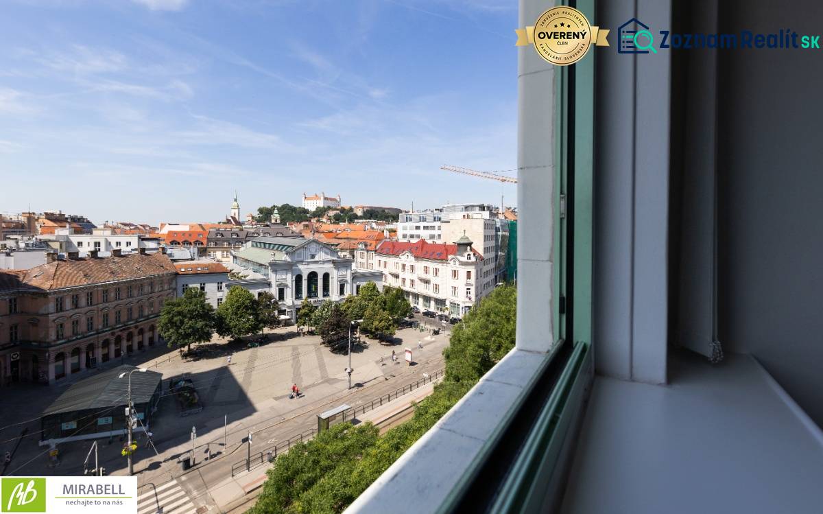 Výhled z kanceláří na Bratislavu - Staré Město, Náměstí SNP, s historickými budovami.