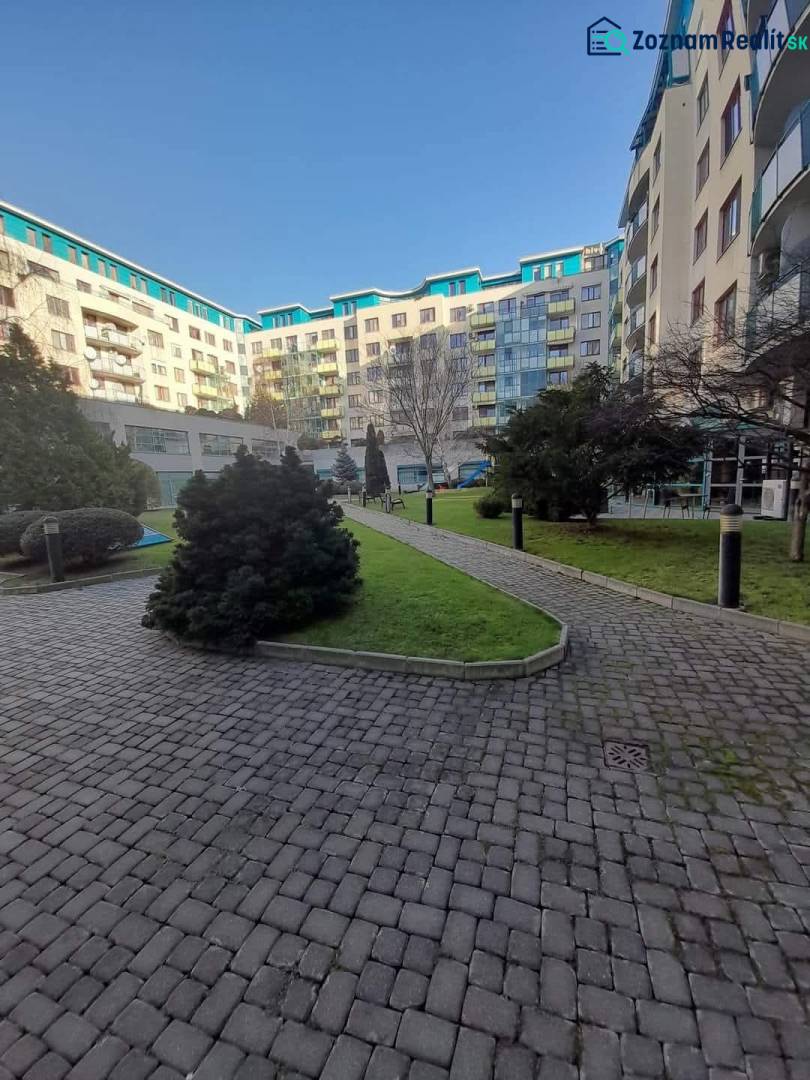 Samozřejmě, poskytněte prosím text, který chcete přeložit do češtiny.