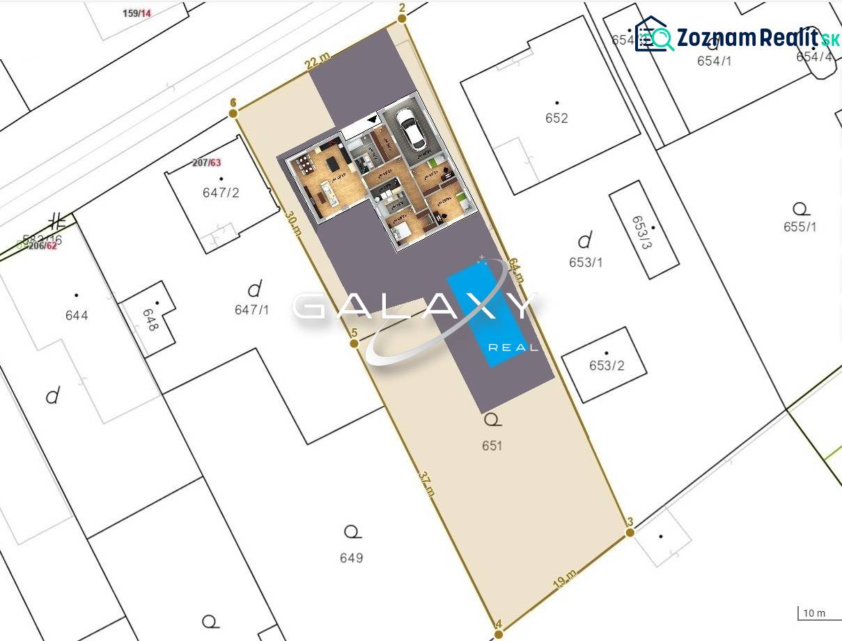 Plán zobrazuje pozemek na ulici Školská, určený k bydlení, s rozložením domu.