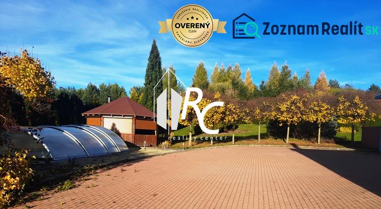 Pohled na zahradu rodinného domu v Necpalech s vydlážděnou plochou a bazénem.