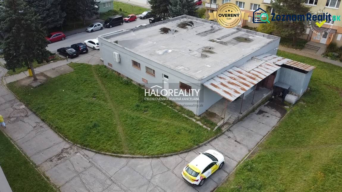 Obchodní prostory v Rimavské Sobotě s okolní zelení a parkovištěm.