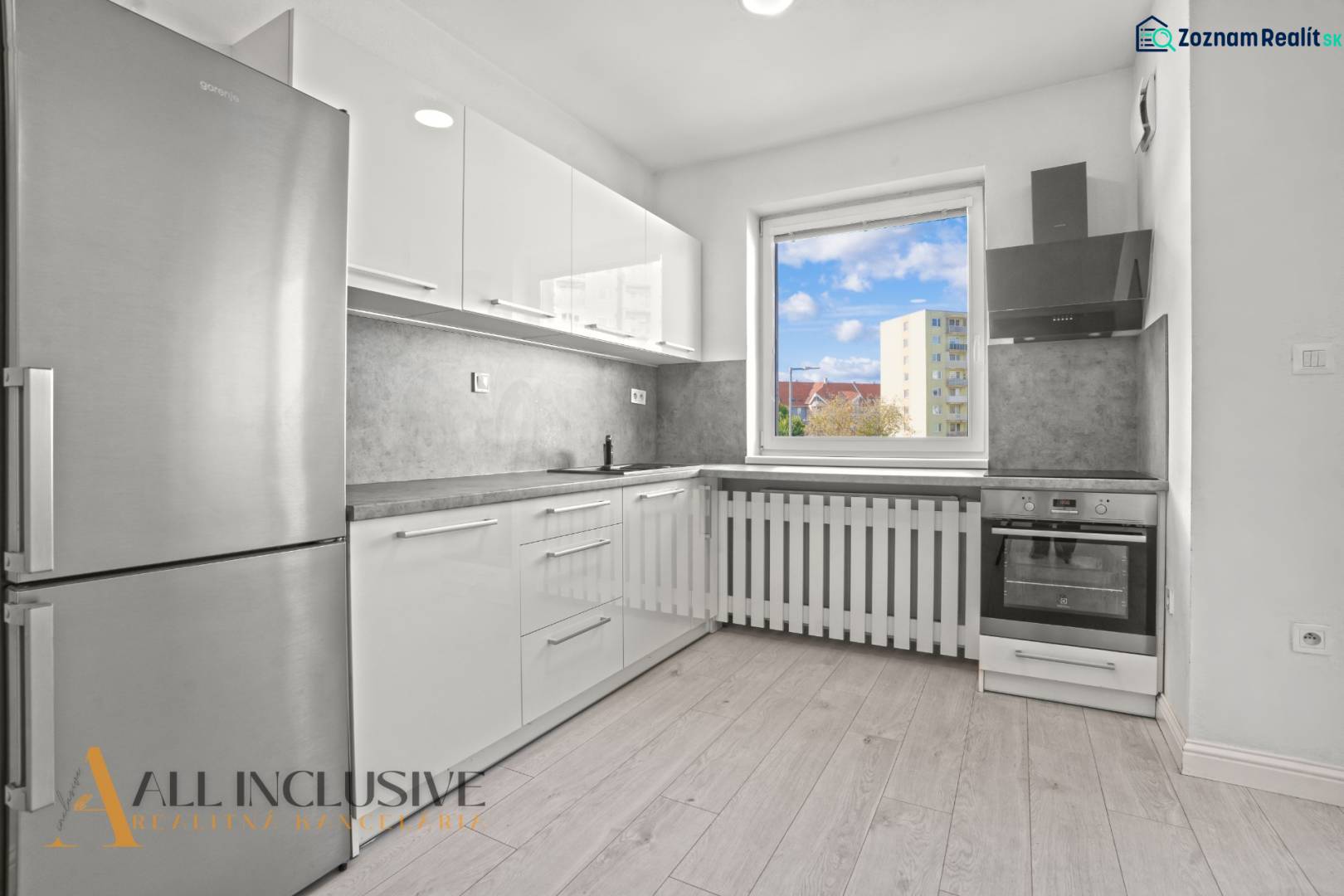 Kuchyně s podlahou s dřevěným dekorem v 2pokojovém bytě s moderním zařízením.