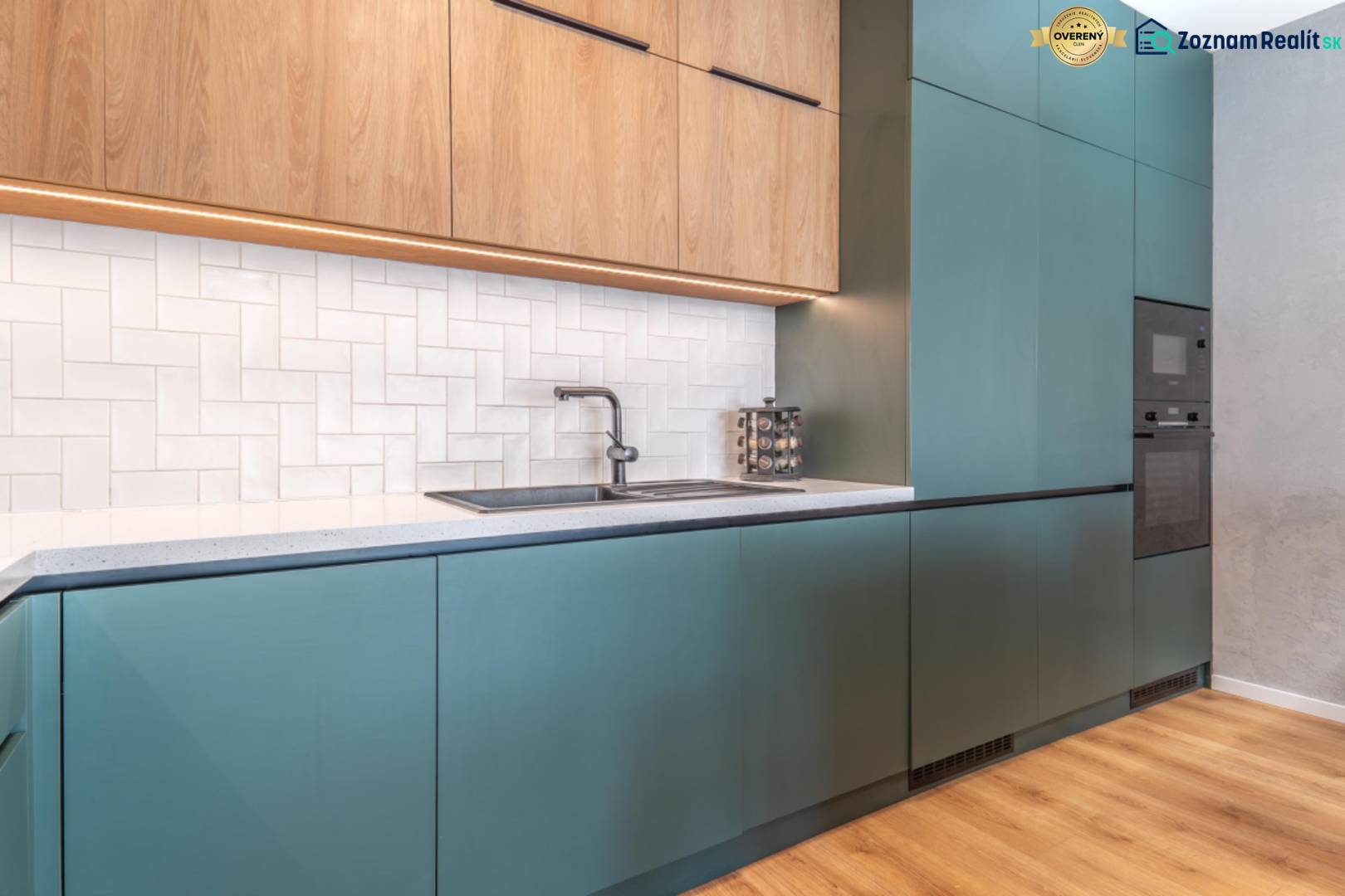 Kuchyně s tyrkysovými skříňkami, dřevěným dekorem a bílými obkladačkami, 3pokojový byt.