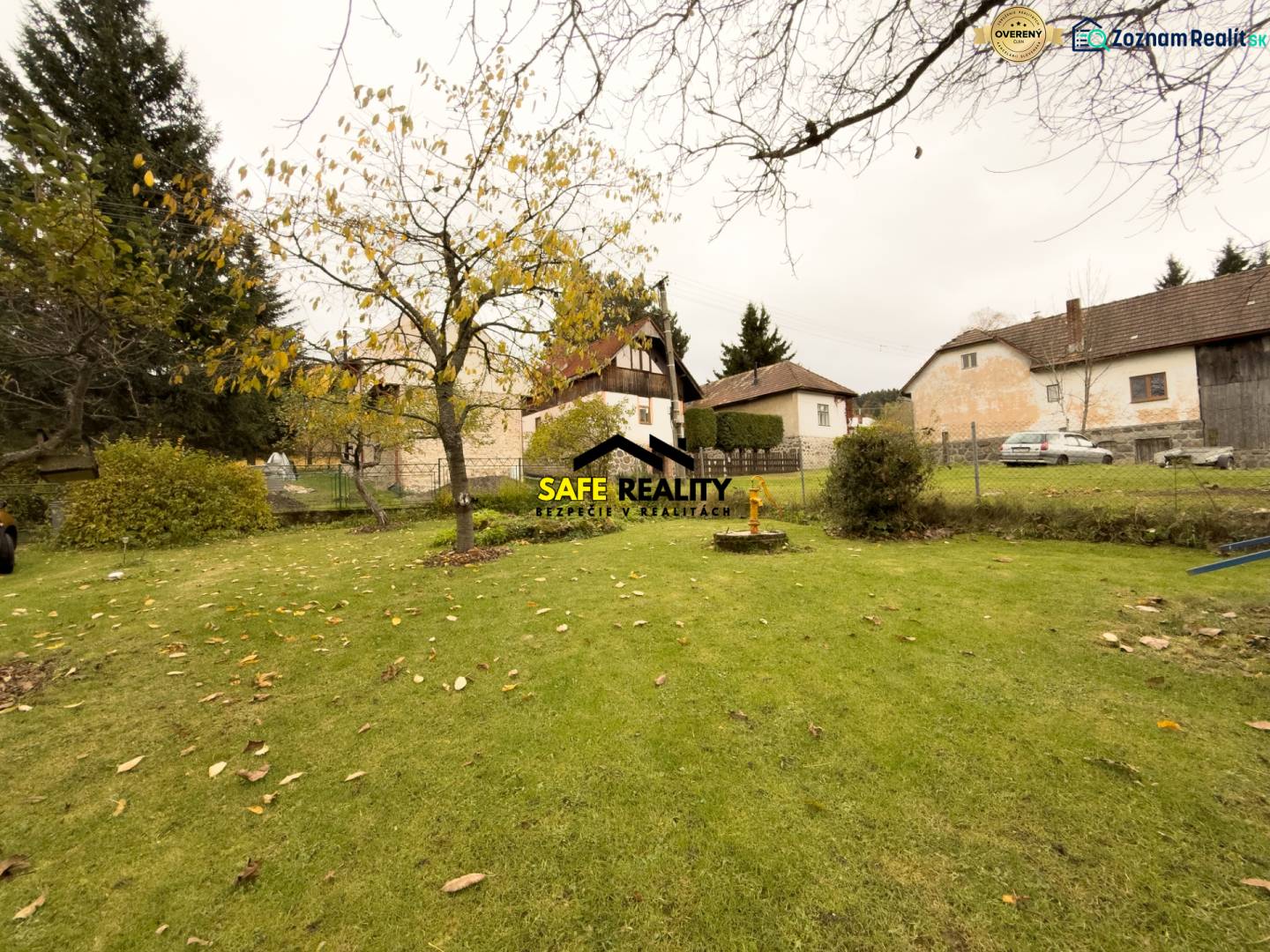 Zahrada u rodinného domu ve Skleném na ulici Sklené s ovocnými stromy.