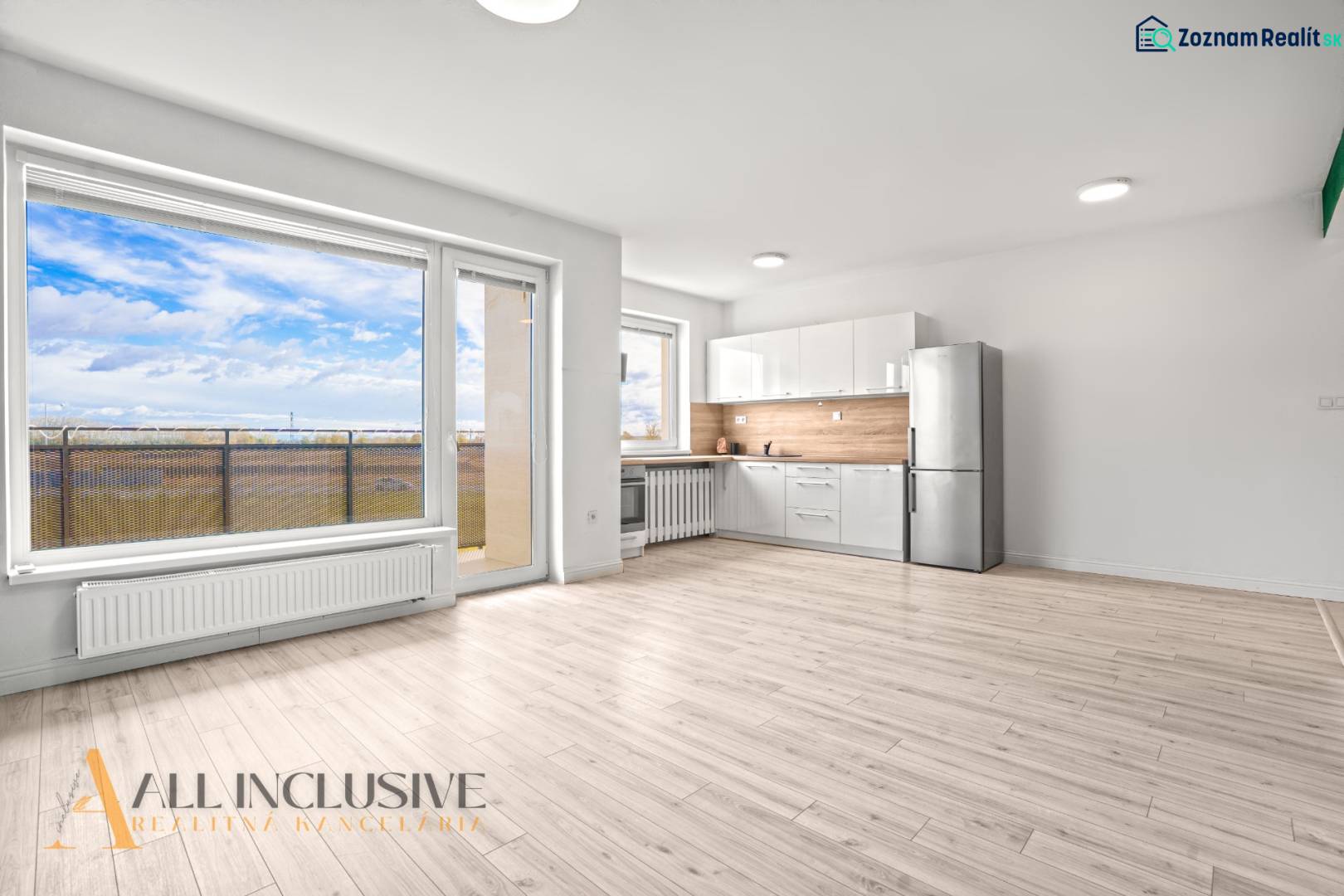 Světlý interiér 2-pokojového bytu s kuchyní, prosklenou stěnou a podlahou s dřevěným dekorem.