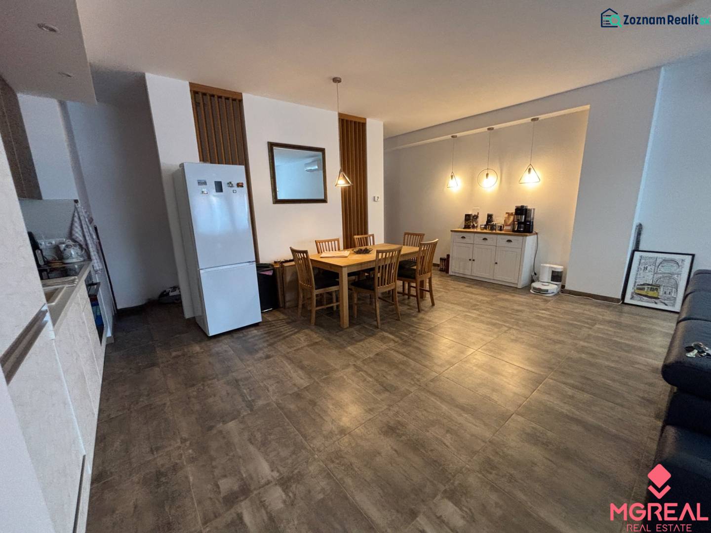 Jídelní kout v 2-pokojovém bytě se stolem a židlemi, podlaha s dřevěným dekorem.