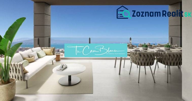 Veranda rekreačního apartmánu v Torrevieji s výhledem na moře a pohodlným posezením.