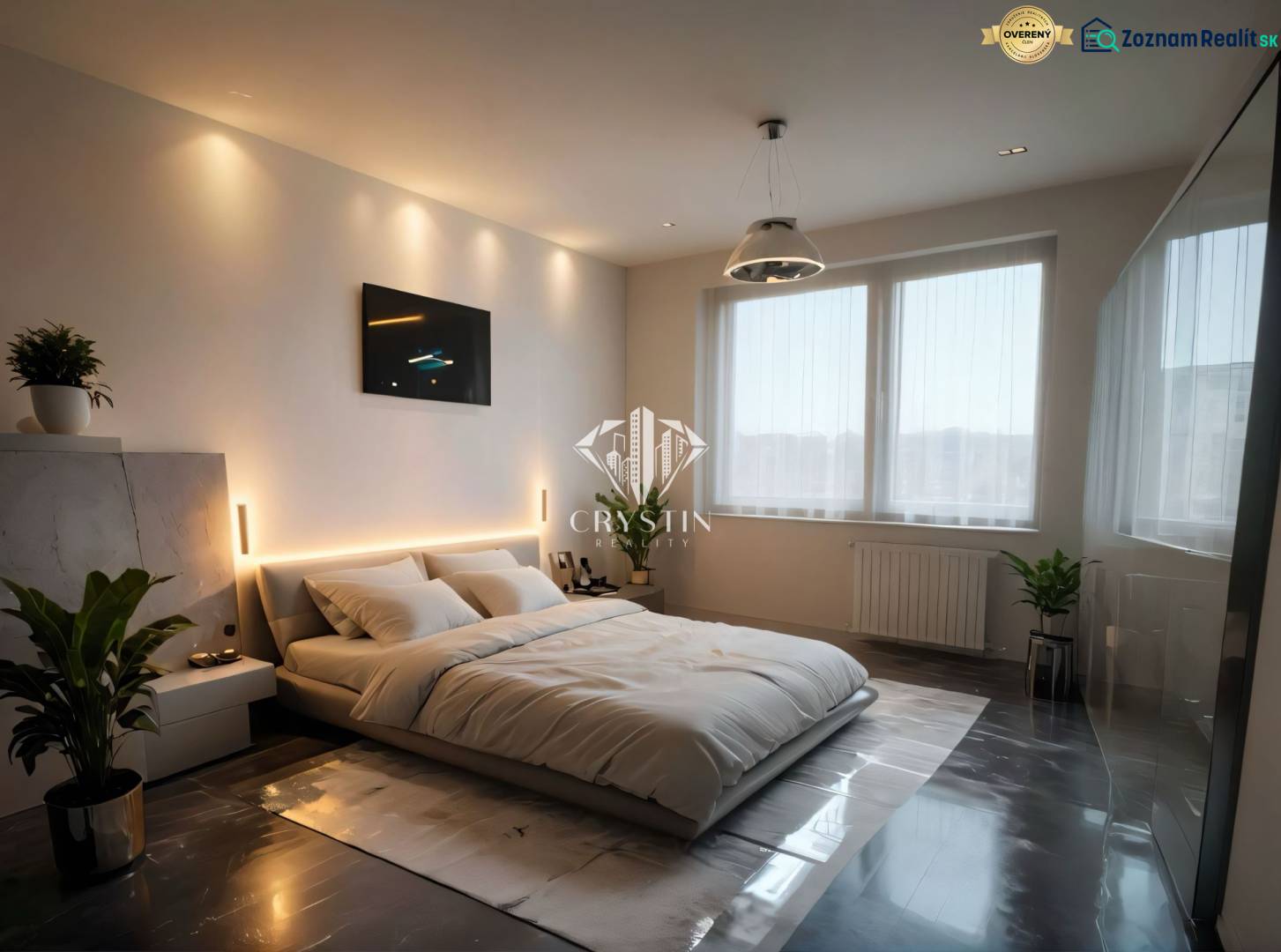 Ložnice s podlahou s dřevěným dekorem, velká postel, rostliny a zapuštěné osvětlení.