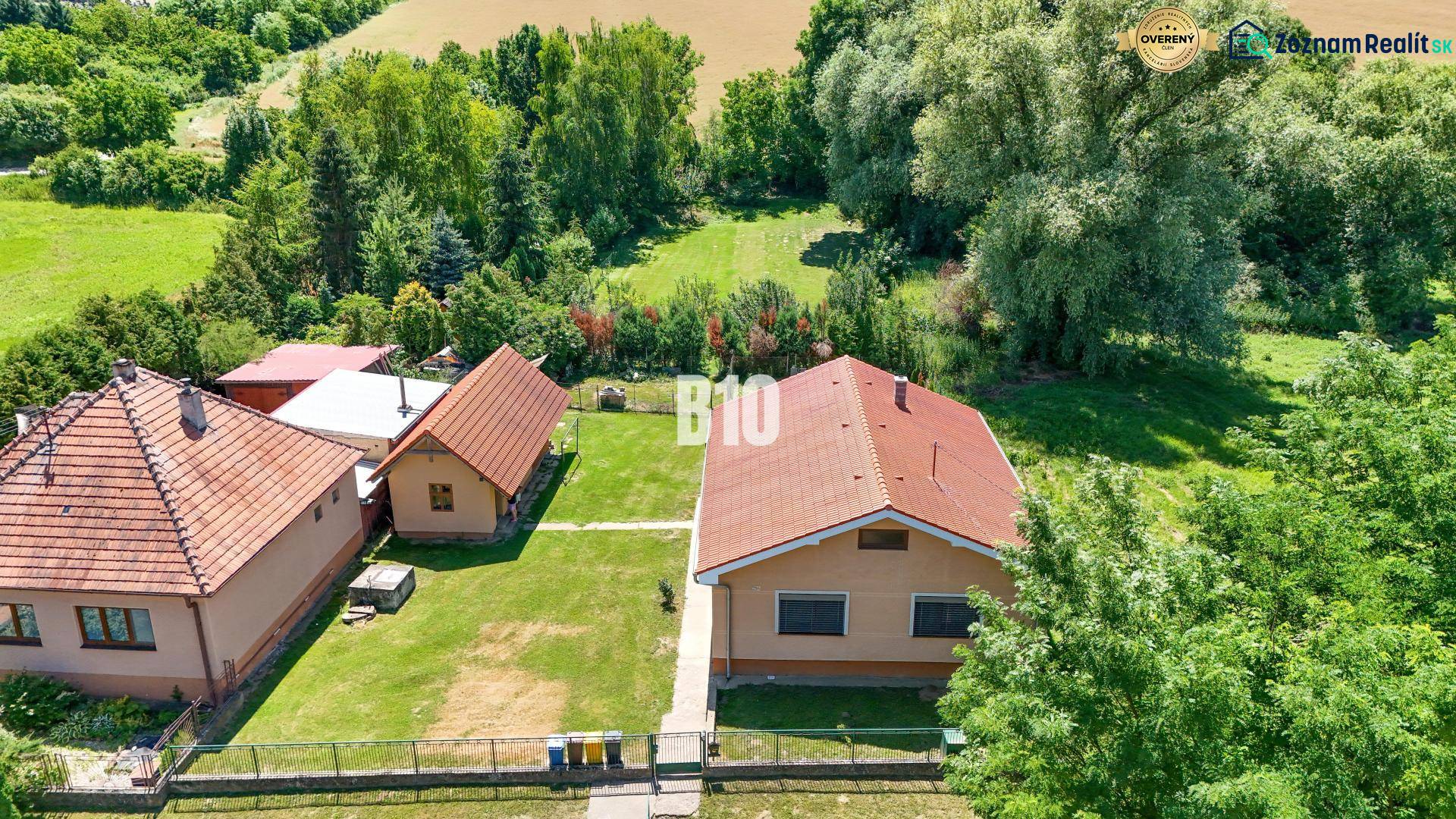 Rodinný dům v Nových Sadech s velkou zahradou a obklopený zelení.