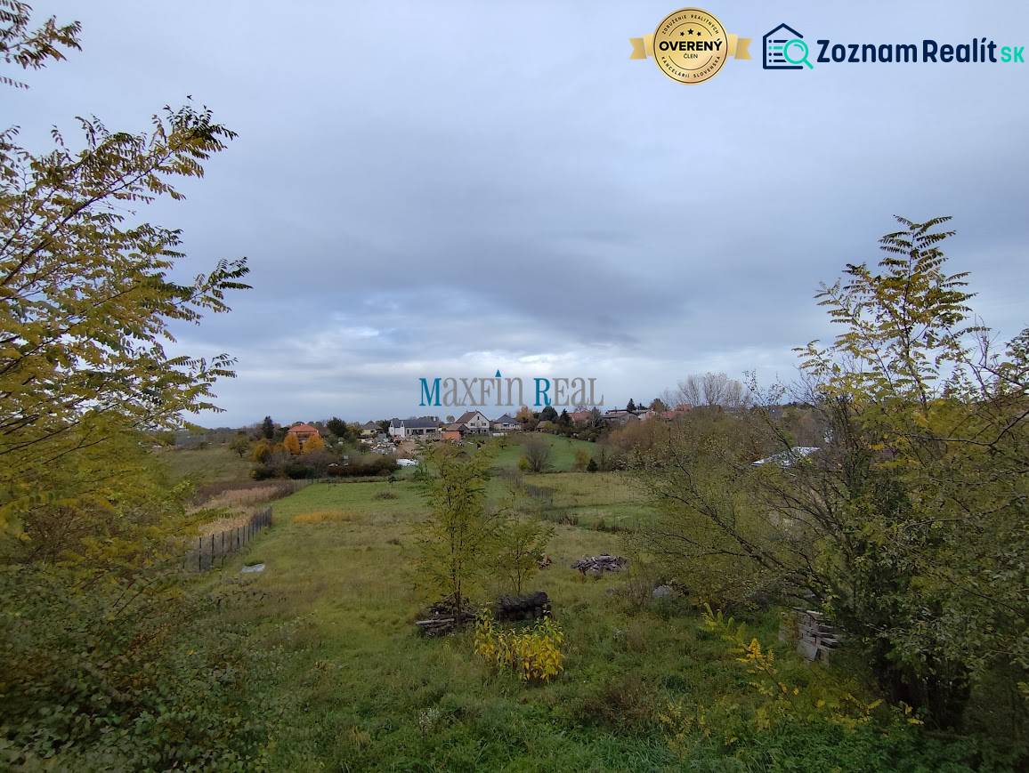 Pozemek ve městě Velký Bab, určený k bydlení, obklopený zelenými porosty a venkovskou krajinou.