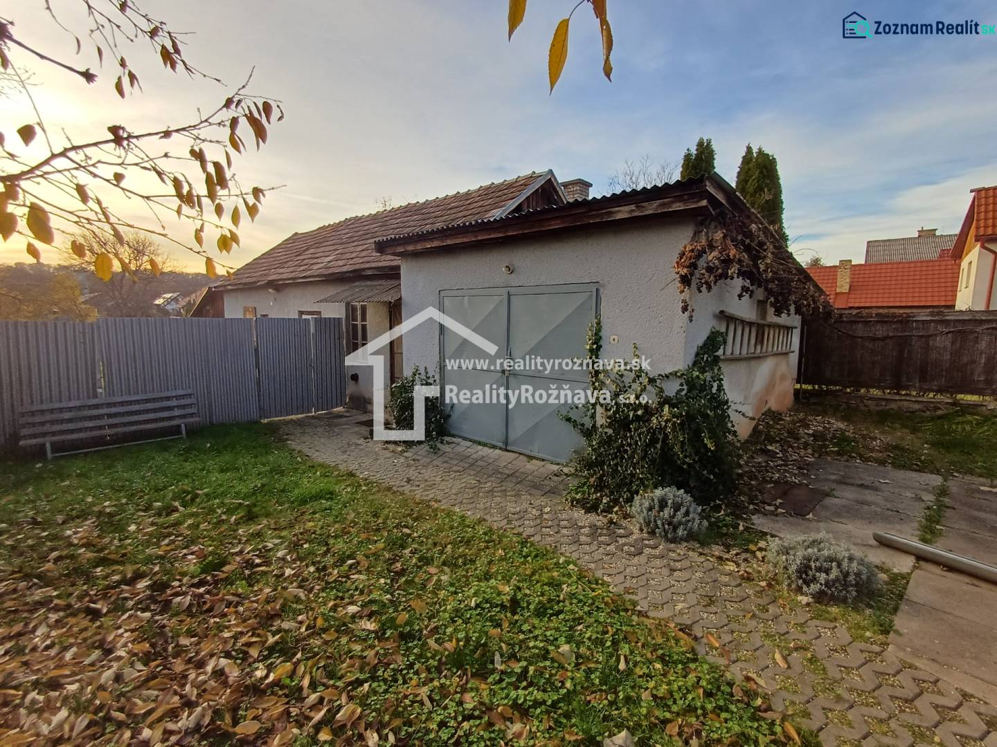 Rodinný dům v Dlhé Vsi s dvorem, travnatou plochou a garáží obklopený plotem.