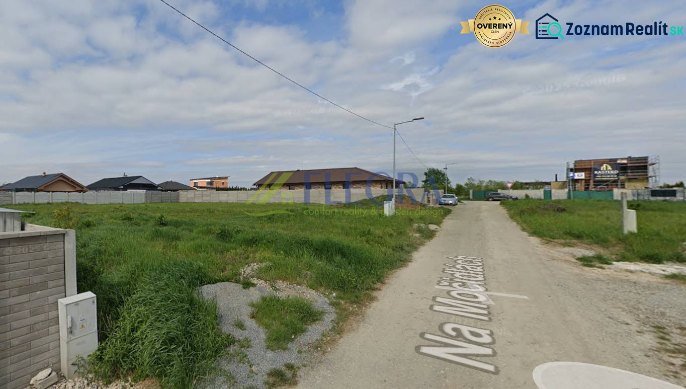 Pozemky - bydlení v Čani s výhledem na klidné předměstí a prázdnou cestu.