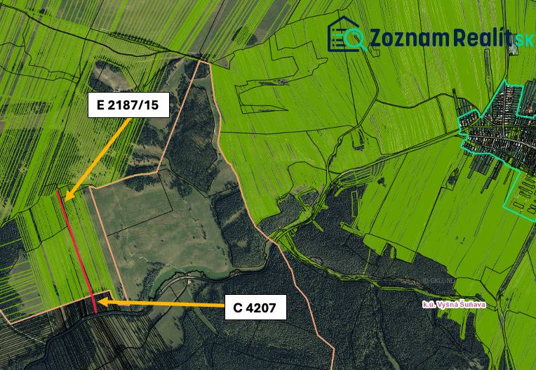 Letecký pohled na zemědělské a lesní pozemky obce Štrba se zakreslenými parcelami.