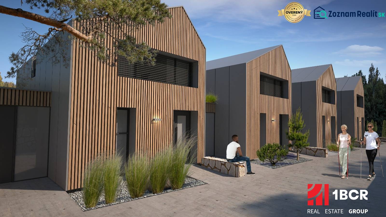 Rodinný dům v Turecké s dřevěným obkladem, lidé relaxují na lavičce.