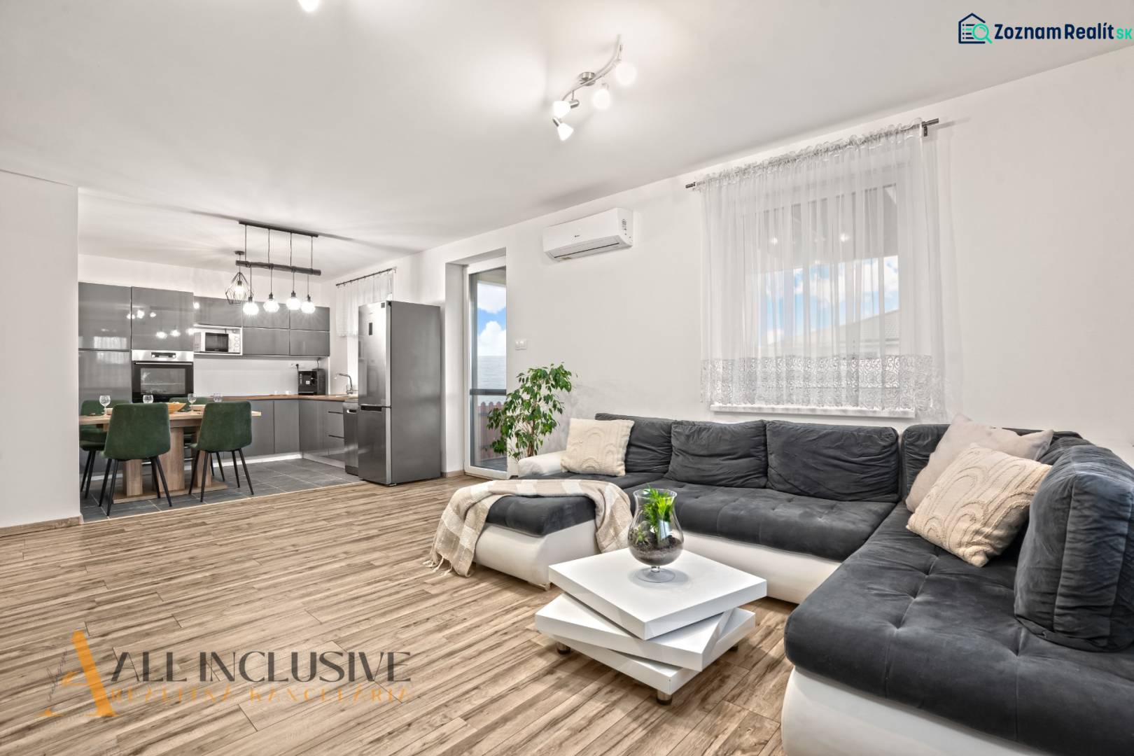 Obývací pokoj s kuchyní, podlaha s dřevěným dekorem, prostor propojený v rodinném domě.