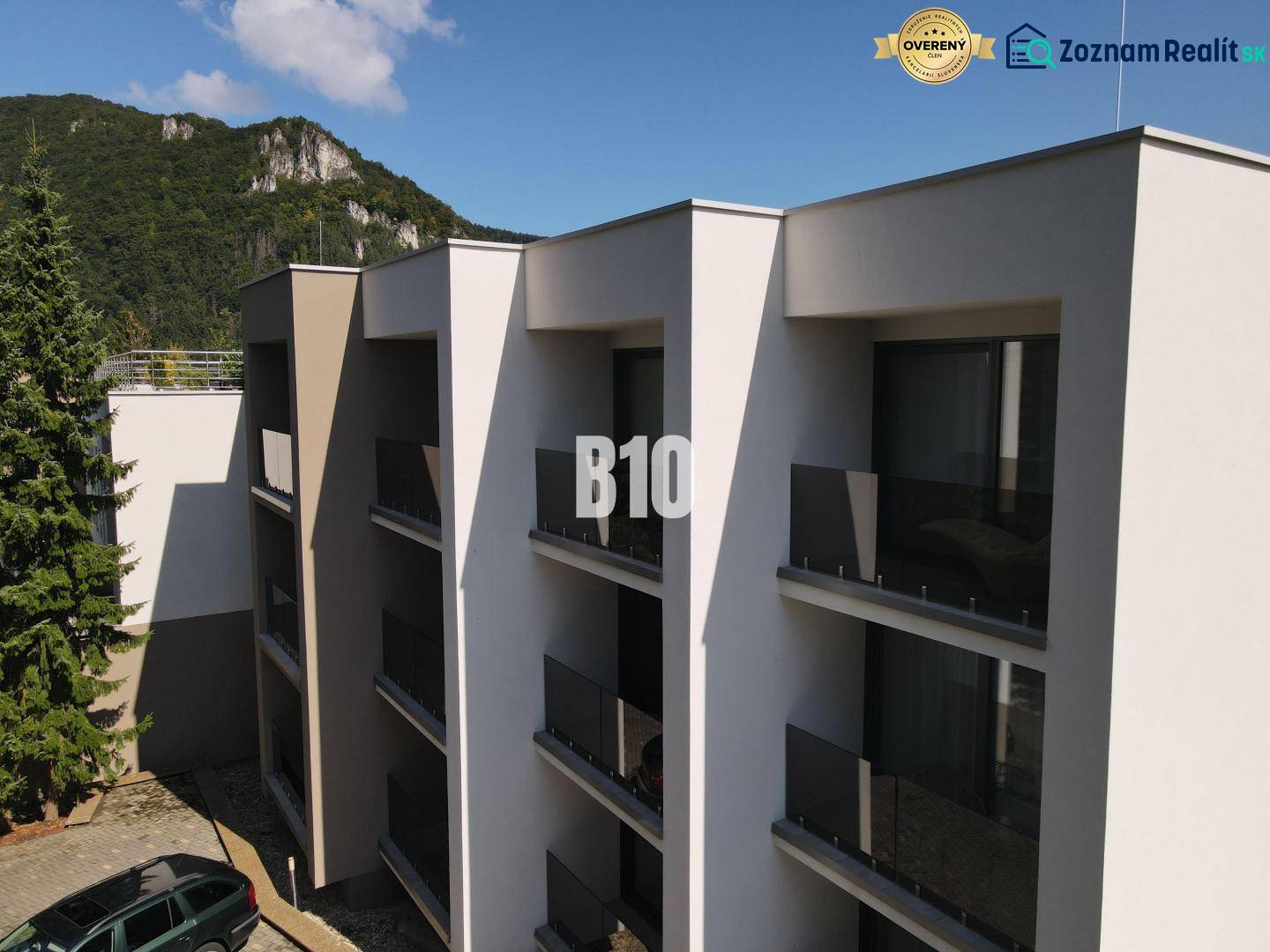 Bytový komplex na ulici M. R. Štefánika v Rajeckých Teplicích, obklopený přírodou.