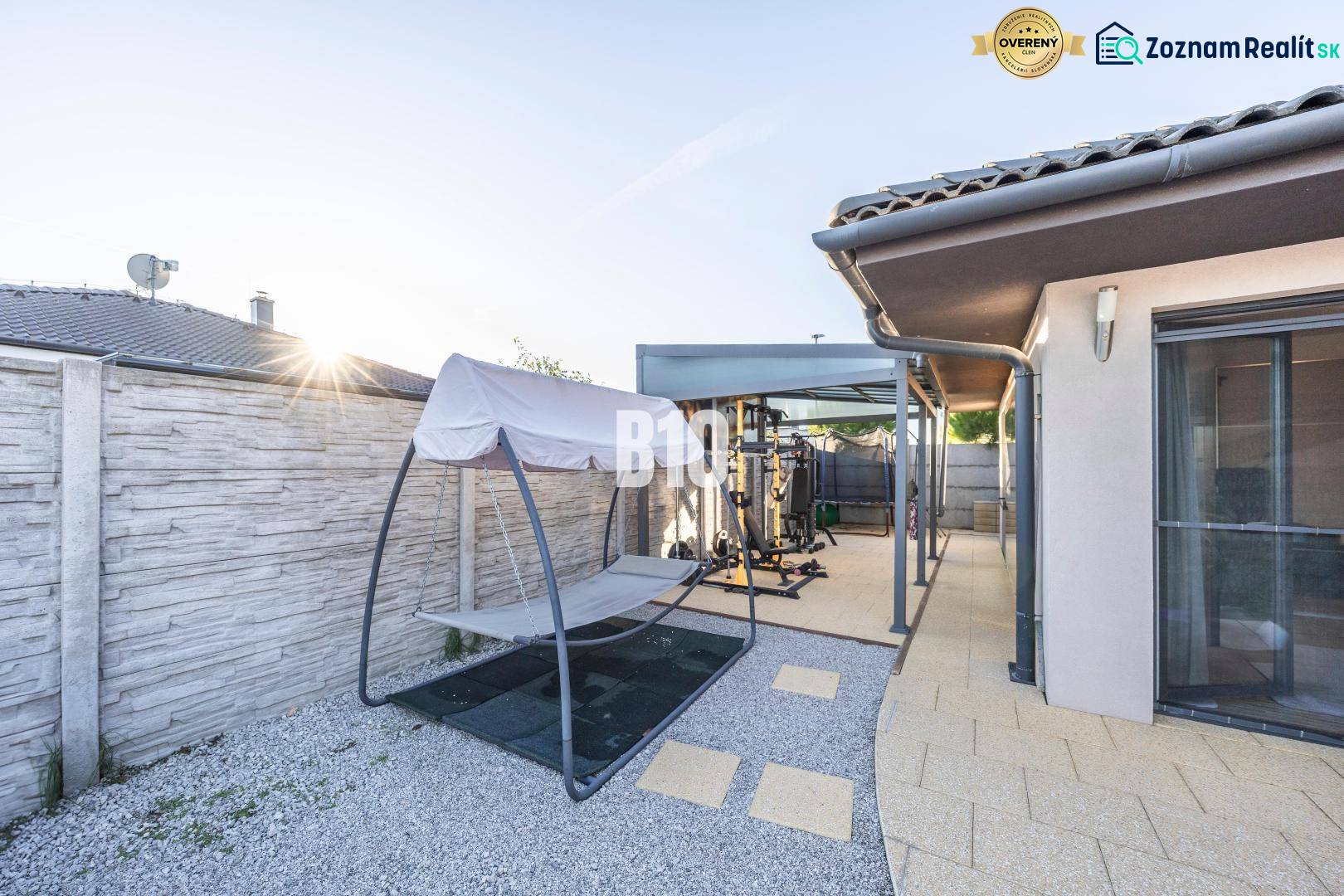 Rodinný dům v Mostě u Bratislavy s terasou, venkovní posilovnou a houpačkou.