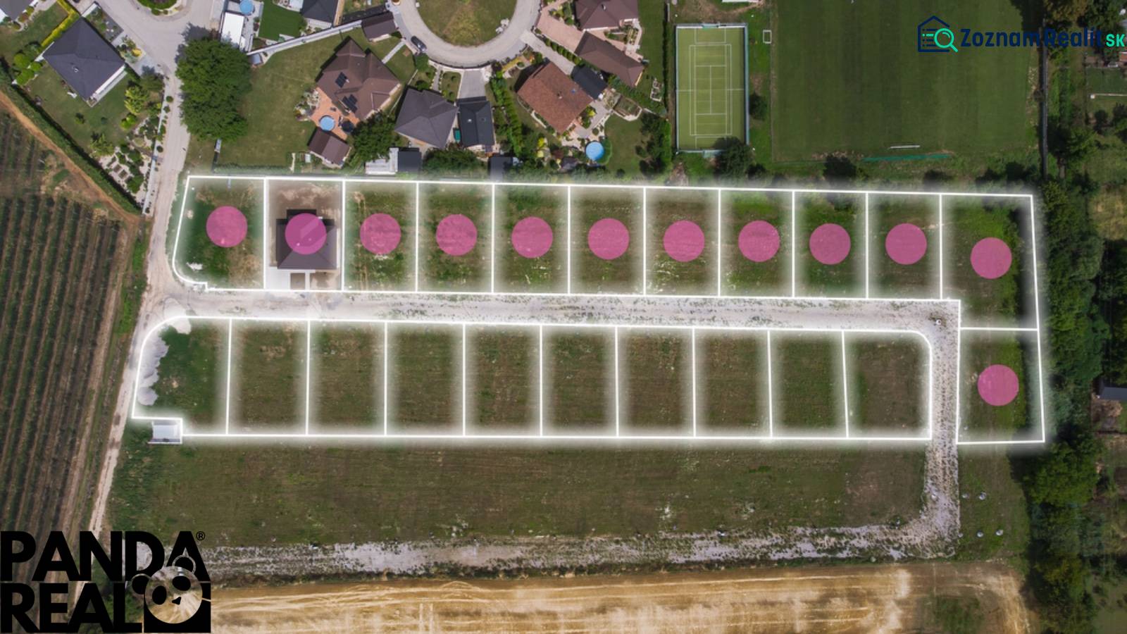 Letecký pohled na pozemky pro bydlení v obci Horné Štitáre, s plánovanou parcelací.