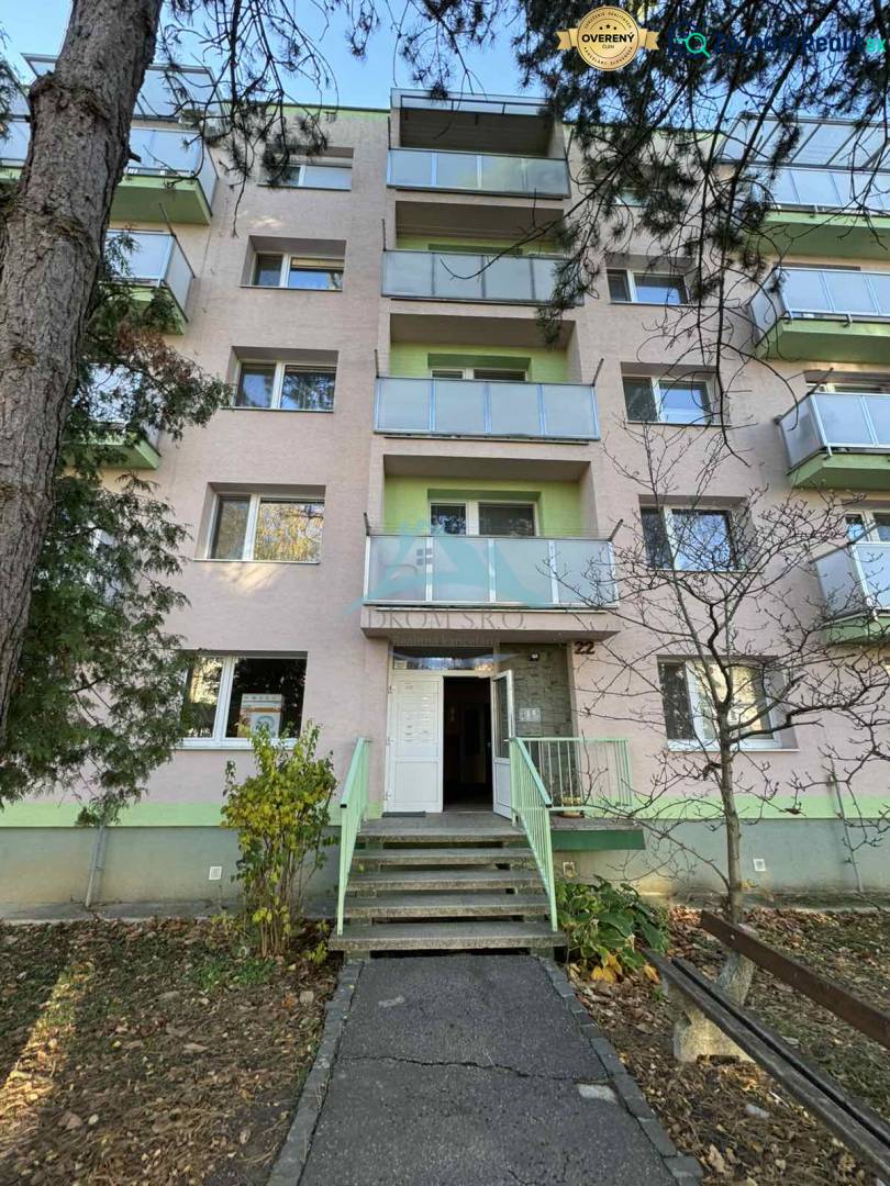 Bytový dům s balkony na Vajanského ulici v Šahách nabízí 3pokojový byt.