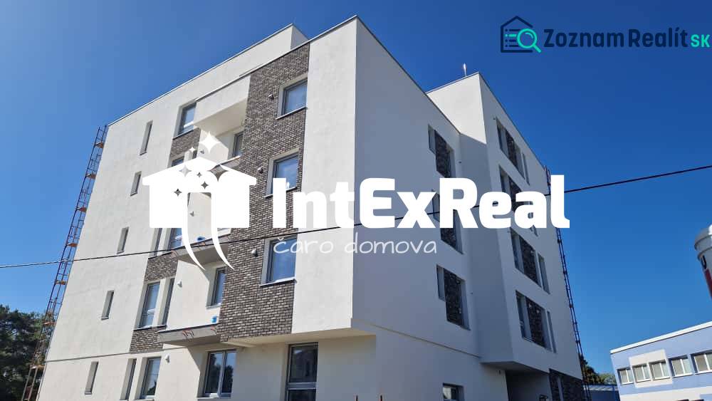 Exteriér bytového domu na Športovní ulici v Galantě, fasáda se světlými stěnami.