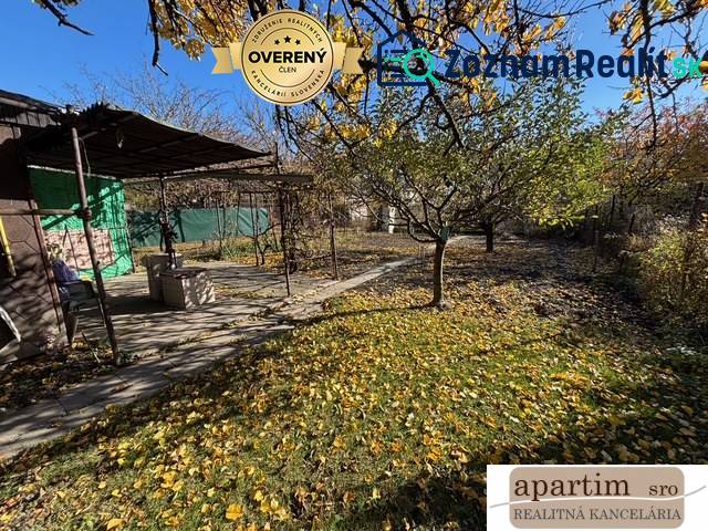 Zahrady v Bratislavě - Ružinově na Střední ulici s pergolou a opadaným listím.