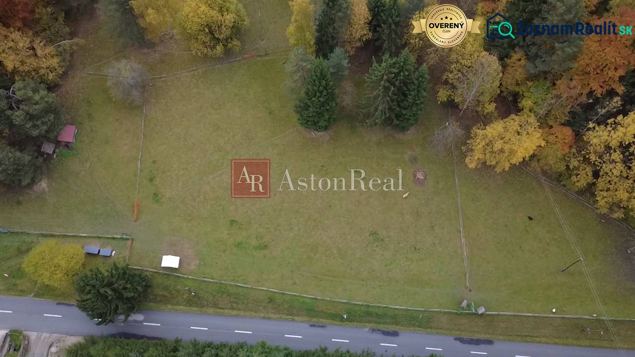 Rekreační pozemky v Lazy pod Makytou, Čertov obklopené stromy a přístupovou asfaltovou cestou.