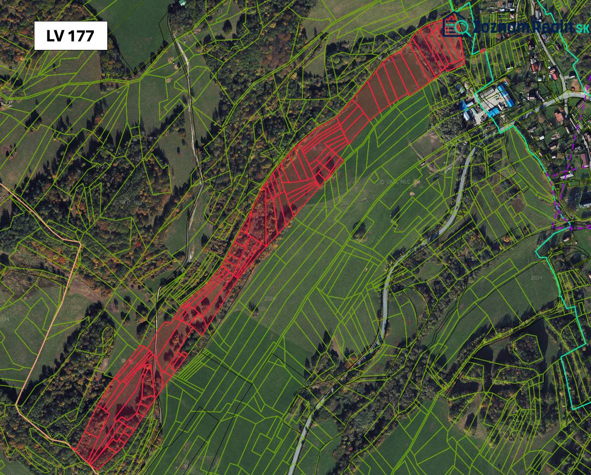 Lúčky: Zemědělské a lesní pozemky se zvýrazněnými parcelami, cestami a oblastmi v krajině.