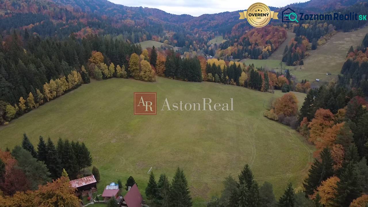 Podzimní krajina s barevnými listy v Rekreačních pozemcích v Čertově, Lazy pod Makytou.