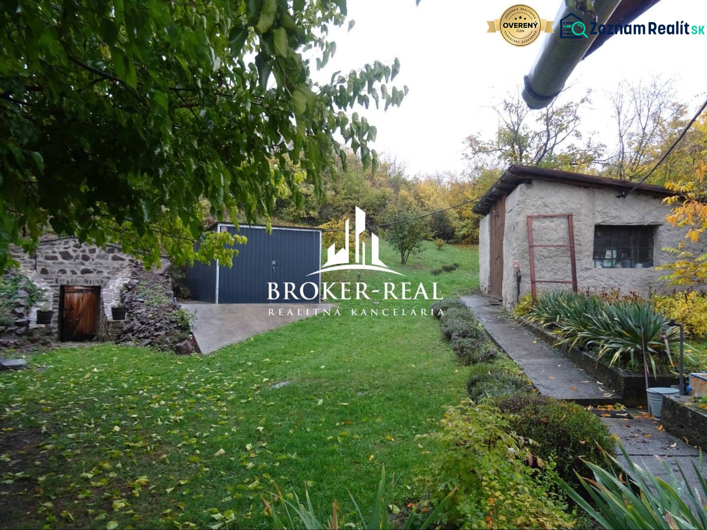 Rodinný dům v obci Fony s dvorem, trávníkem a okolím plným zeleně.