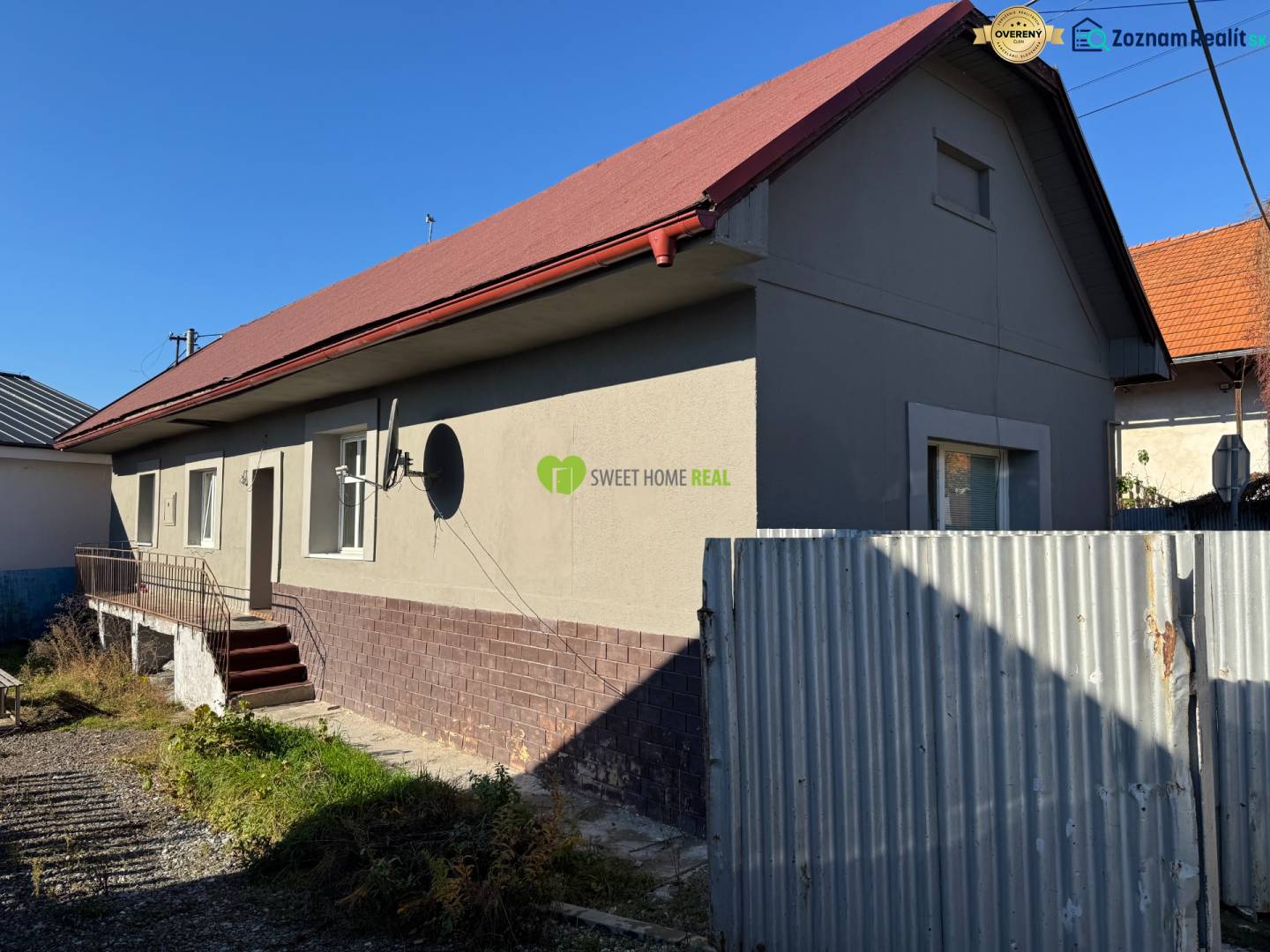 Rodinný dům na Varovecké ulici v Družstevné pri Hornádu s červenou plechovou střechou.