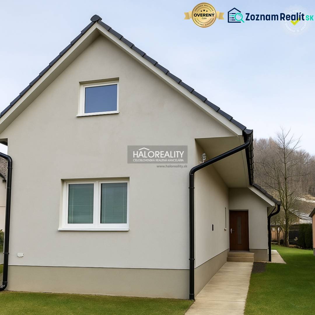 Rodinný dům v Kľačne s podkrovím a travnatým okolím.