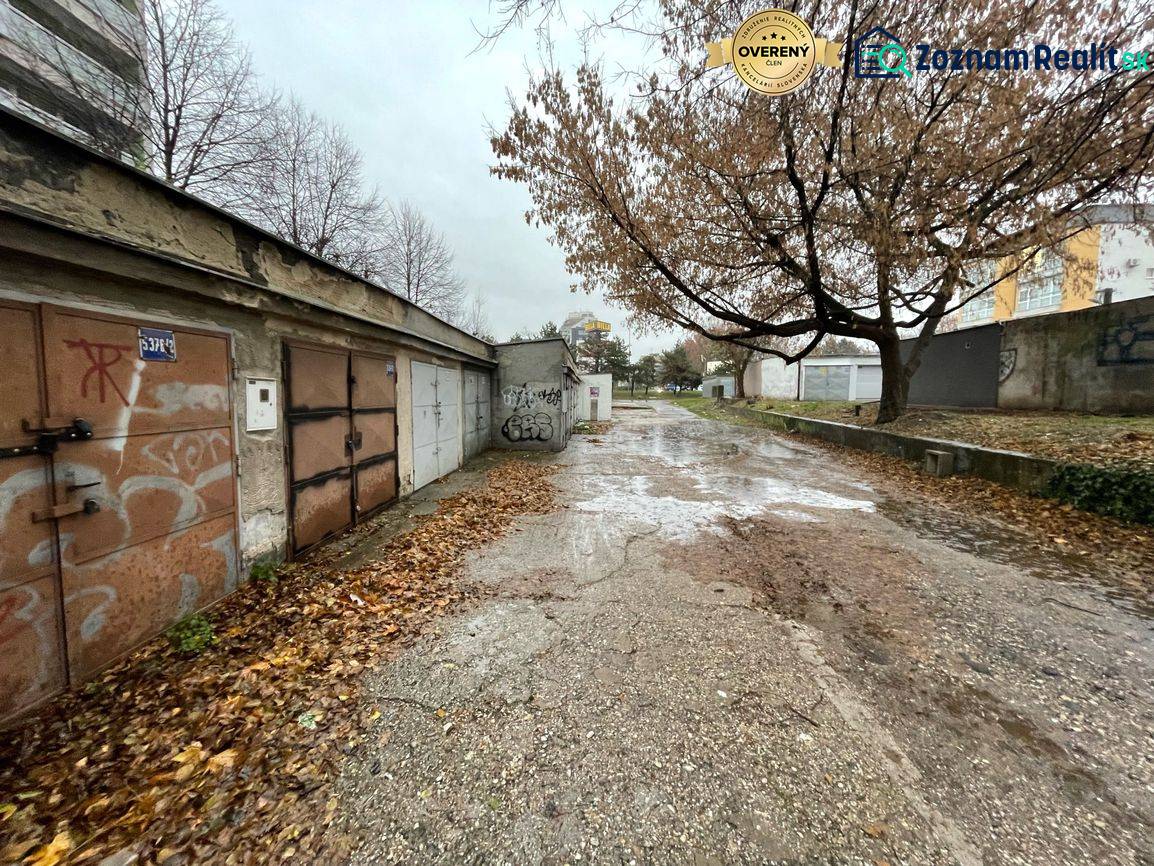 Garáže na ulici Priekopy v Bratislavě-Ružinově s graffiti a podzimní atmosférou.