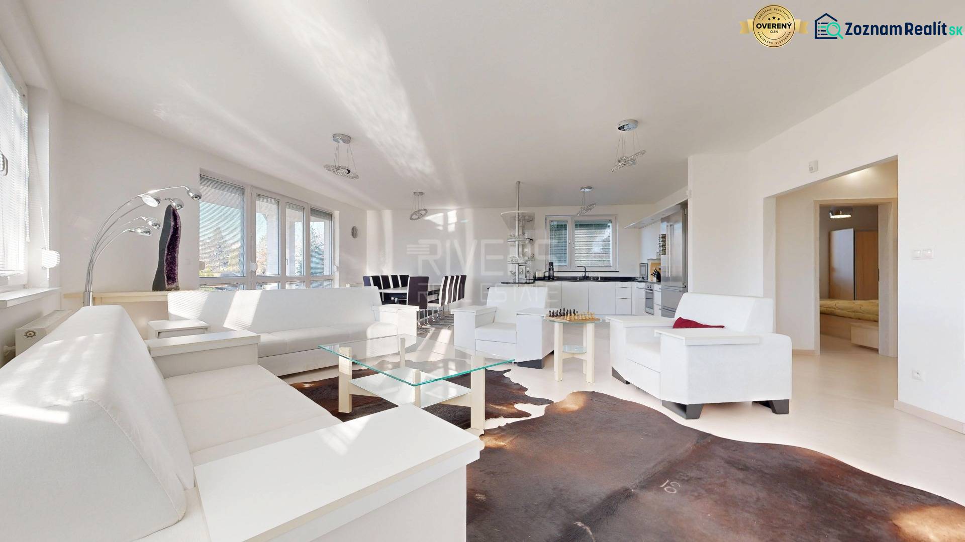 Obývací pokoj s bílým nábytkem, skleněným stolkem v 5 a více pokojovém bytě.