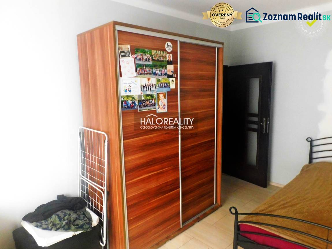 Kuchyně s dřevěným dekorem a kamenným obkladem v 2-pokojovém bytě.