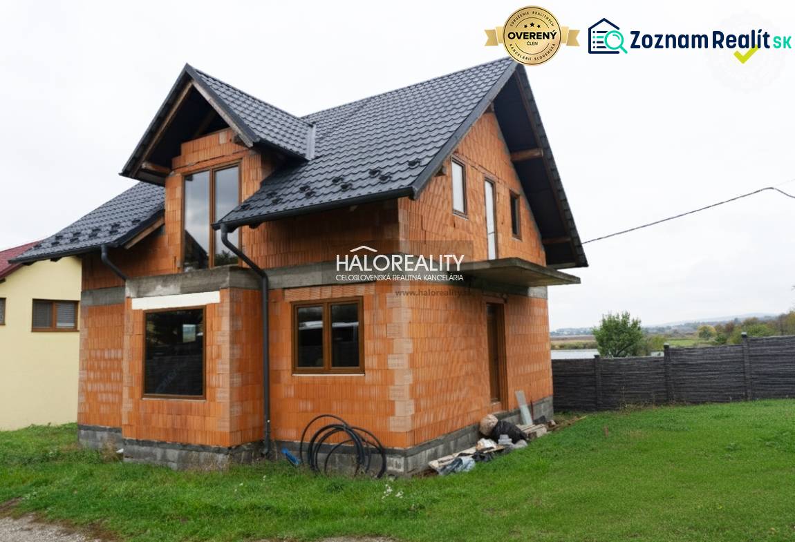 Rodinný dům v Sadech nad Torysou s cihlovou konstrukcí a šikmou střechou.