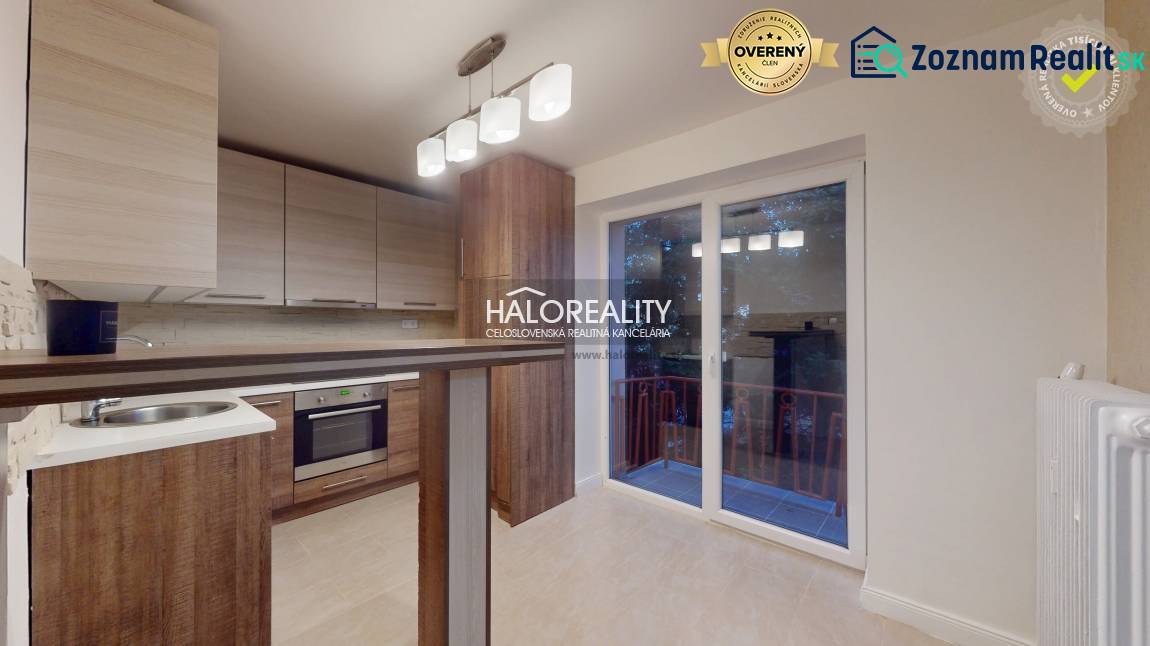 Kuchyně v 2-pokojovém bytě s podlahou s dřevěným dekorem a vstupem na balkon.