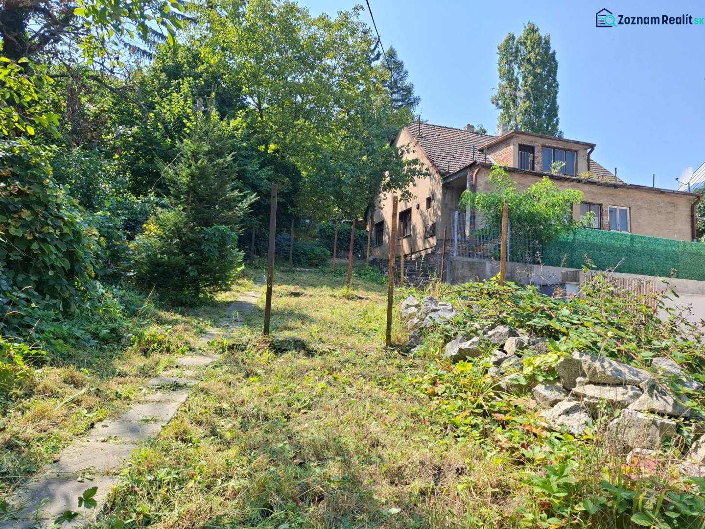 Rodinný dům na ulici Búdková, obklopený zelení v Bratislavě - Starém Městě.