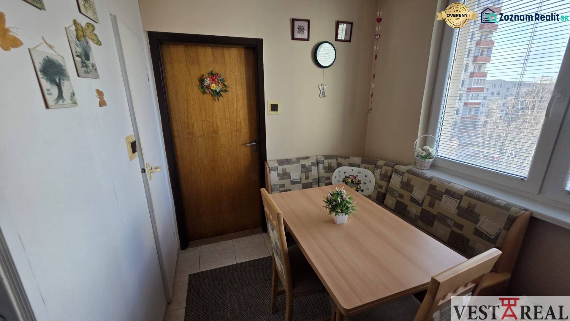 Jídelní kout se stolem a lavicemi ve 3pokojovém bytě.