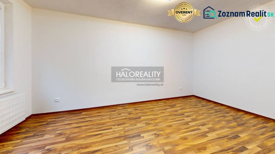 Pokoj s podlahou s dřevěným dekorem, bílé stěny, prázdný prostor, 1-pokojový byt.