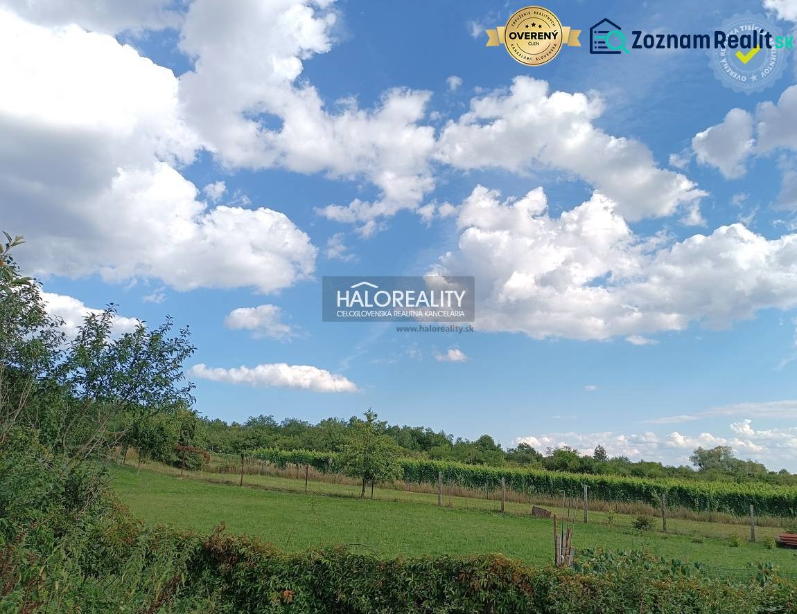 Pozemky - bydlení v Čerhově, zelené louky a modrá obloha s oblaky.