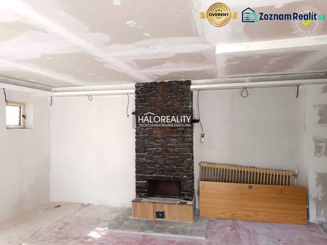 Krb s kamenným vzorem v interiéru rodinného domu.