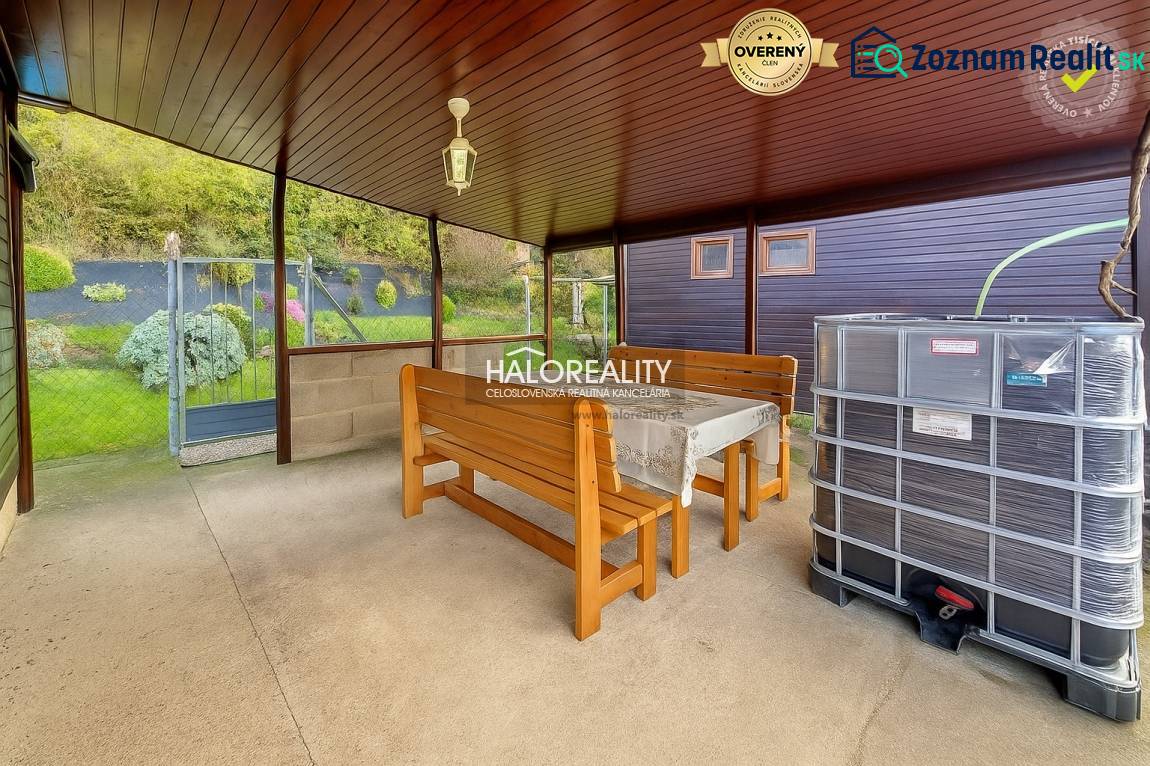 Krytá terasa se stolem, lavičkami a výhledem do zahrad v Bytči.