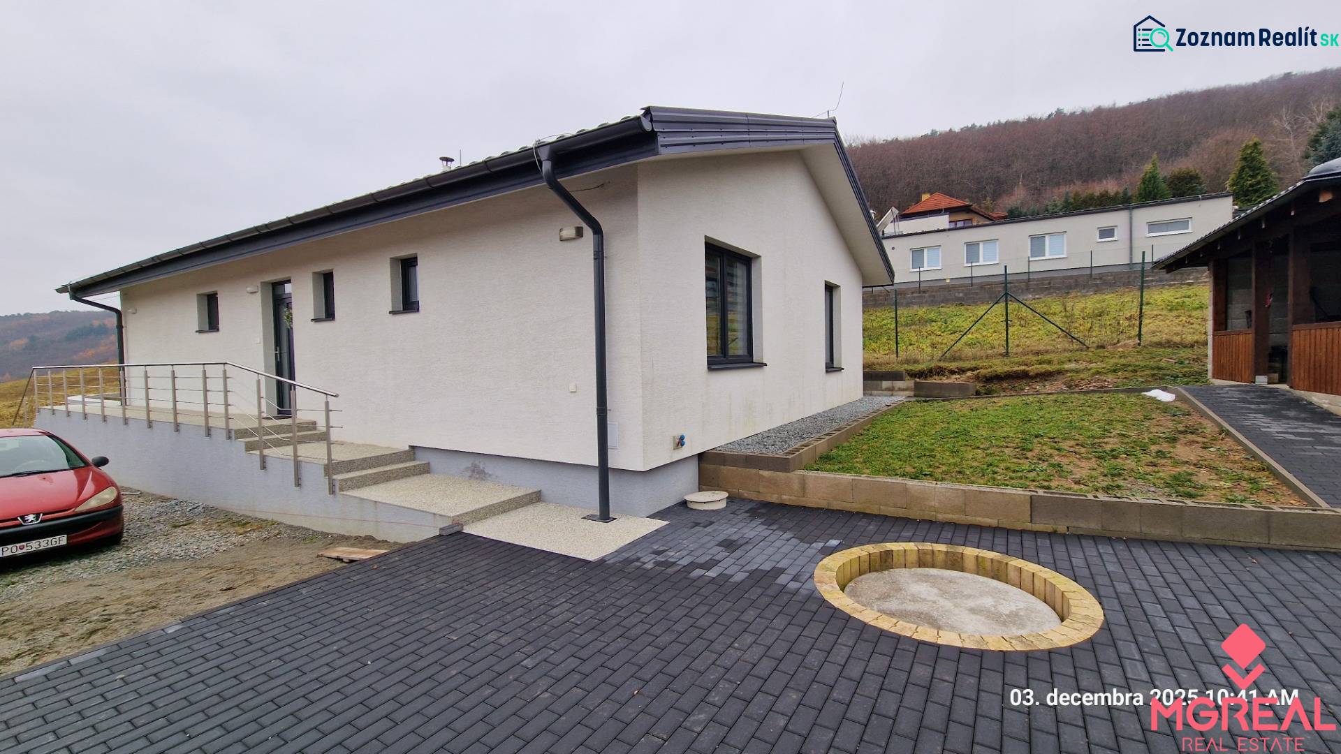 Rodinný dům na Kopaninové ulici v Sokolí, s dlážděným dvorem a schodištěm.