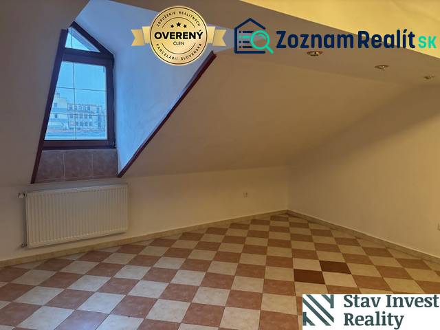Podkrovní kancelář s dlažbou a oknem, vytápění radiátorem.