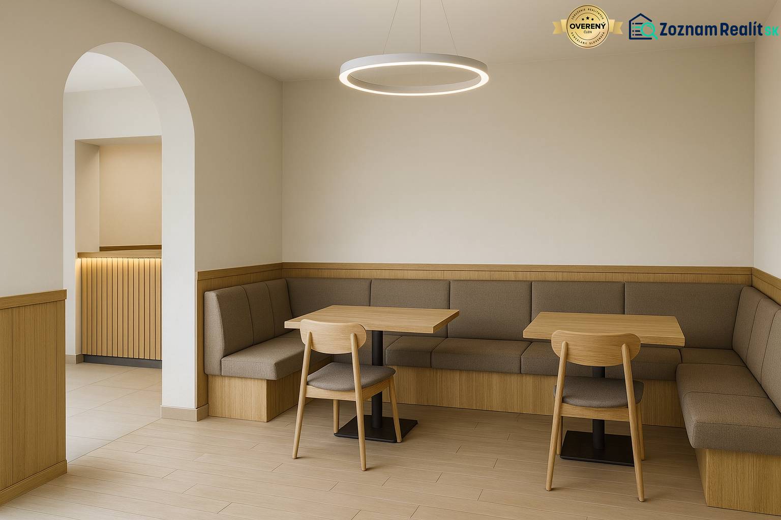 Obchodní prostory s podlahou s dřevěným dekorem, útulné posezení a kruhové svítidlo.