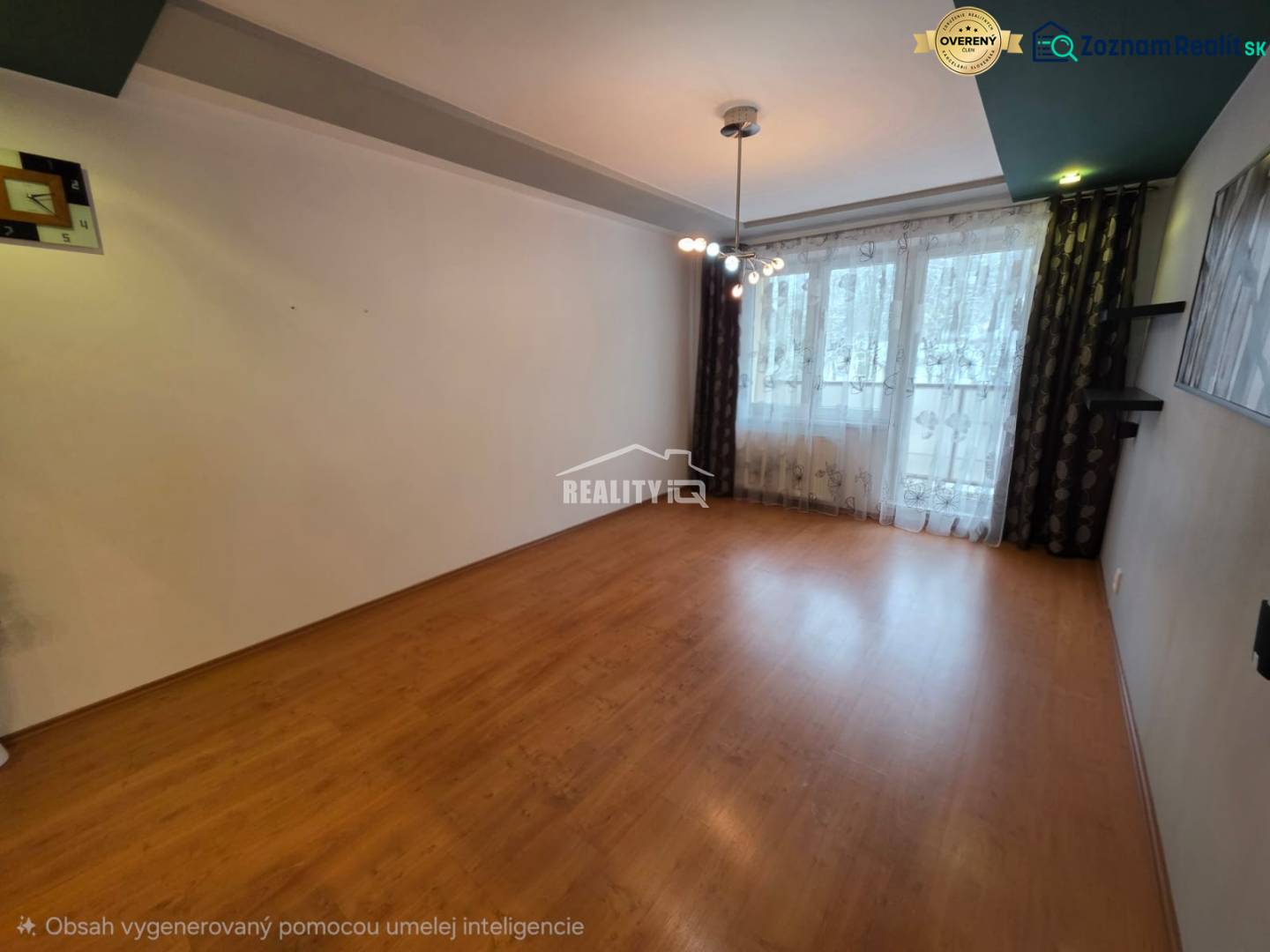 Obývací pokoj čtyřpokojového bytu s podlahou s dřevěným dekorem a velkým oknem.